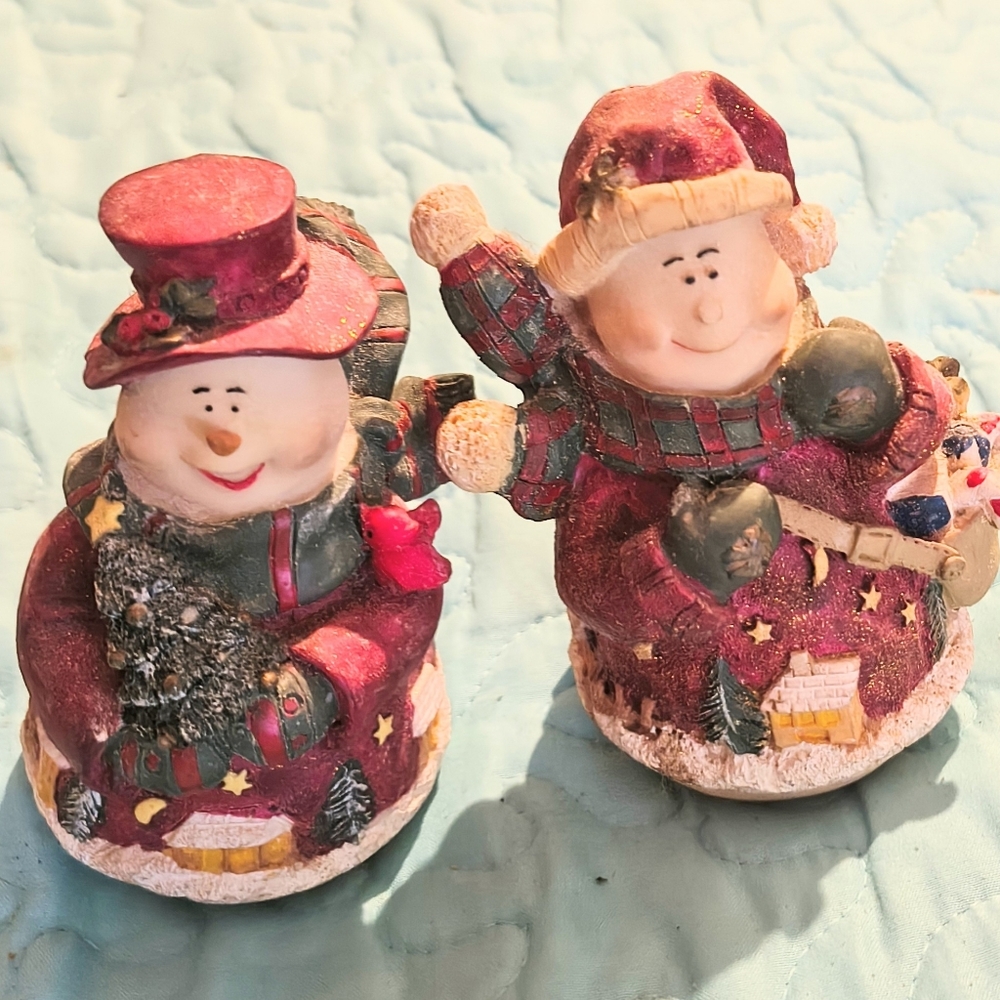 Charming Snowman Couple Figurines - Red and Green Accents